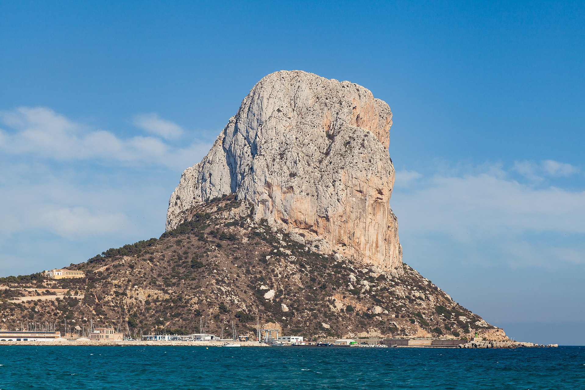 Penhão de Ifach na costa mediterrânea de Calpe, Espanha — viver na Espanha