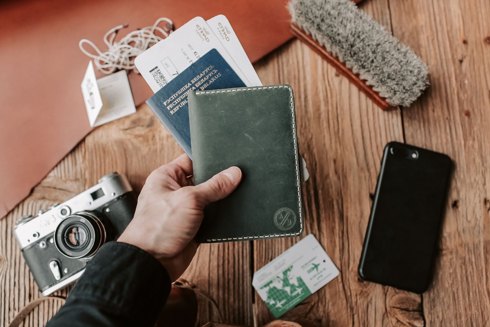Passaporte e documentos de viagem sobre a mesa — vistos para morar na Espanha