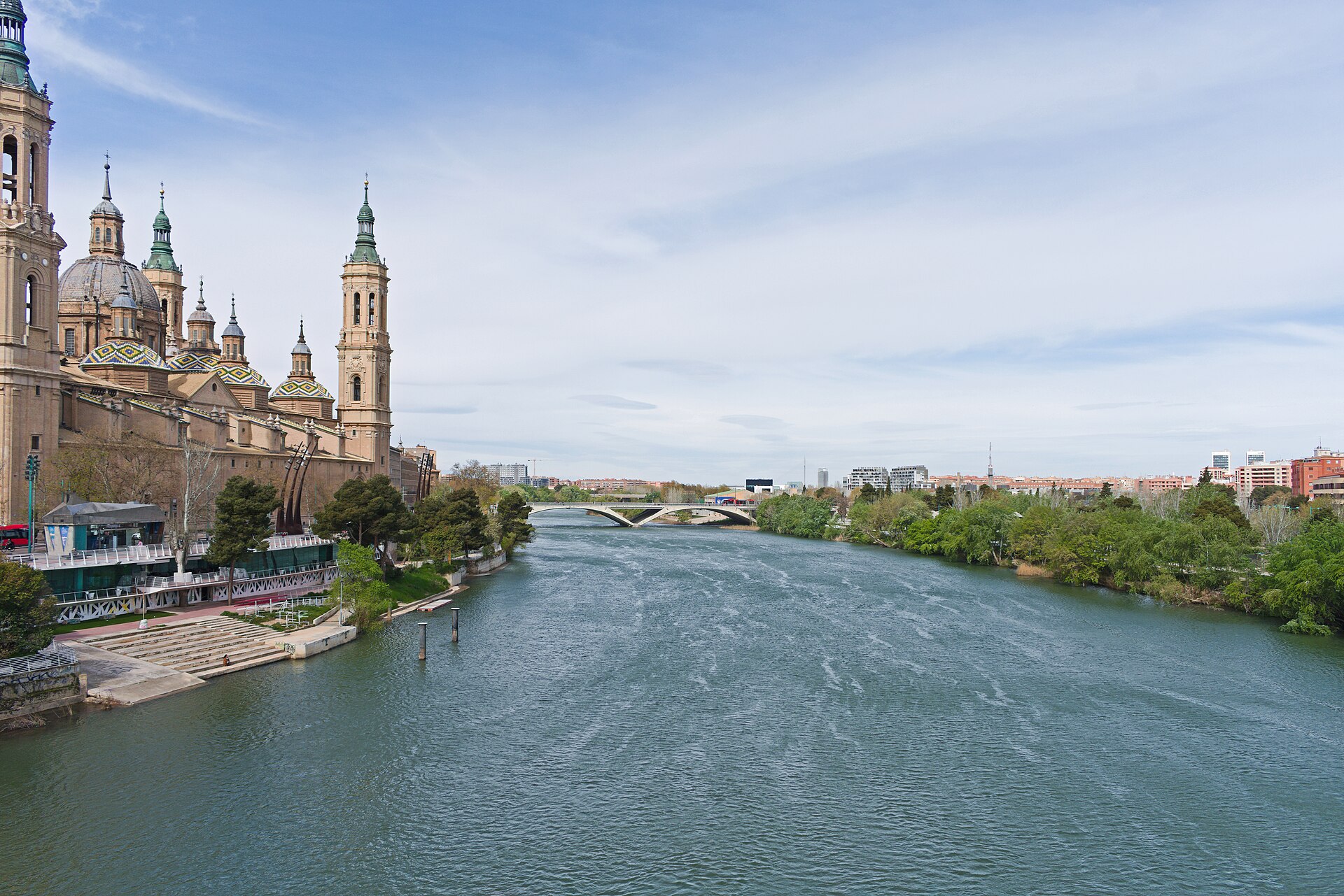 Basílica do Pilar e o rio Ebro em Saragoça, Espanha